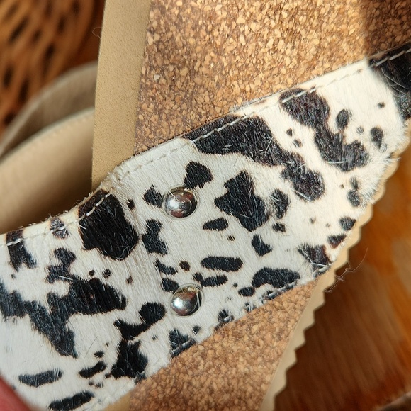 Very Volatile Chocolate Chip Wedge Sandals White Black Sz 8 Cow Hair Print - Picture 9 of 11